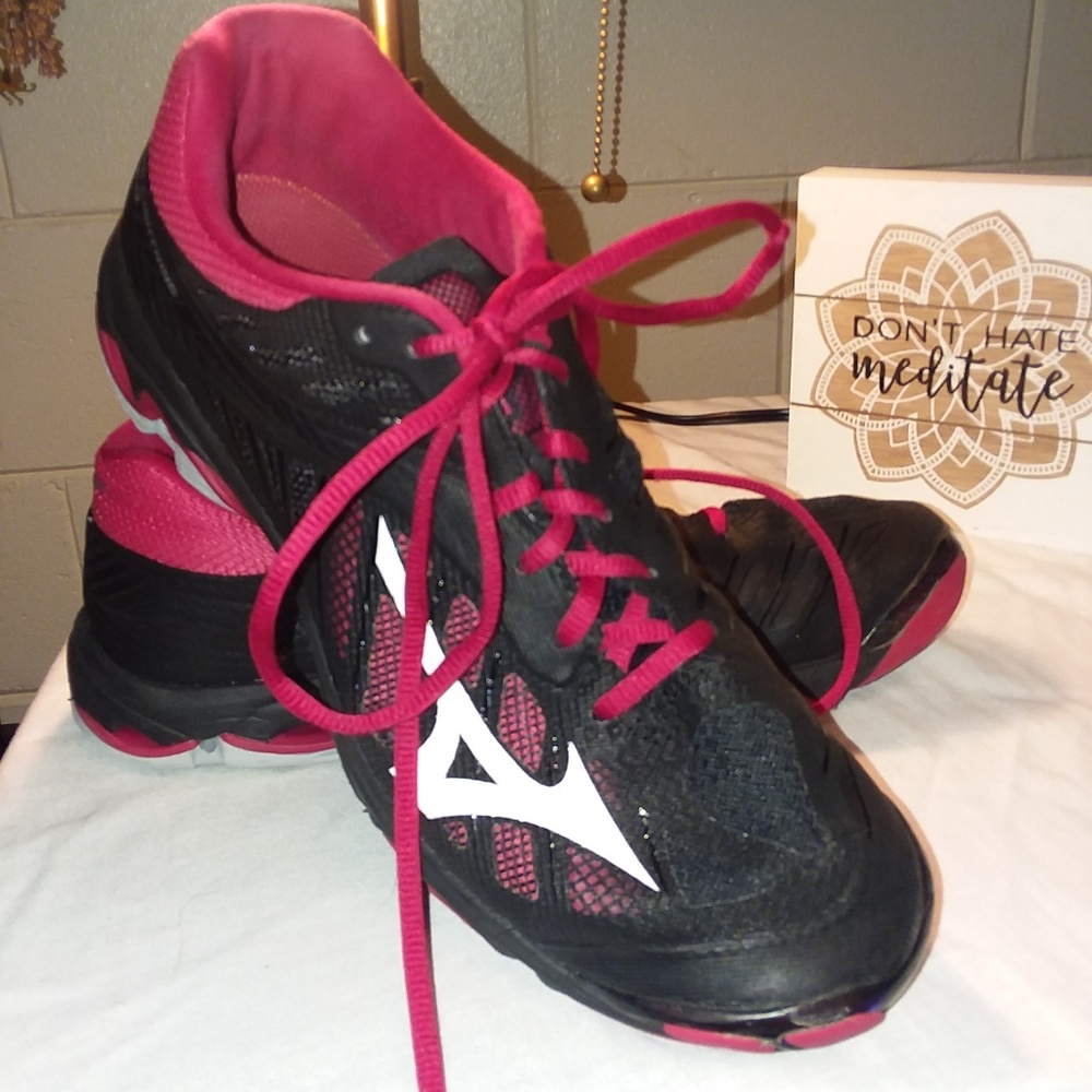 Mizuno Woman's Volleyball Shoes, size 11